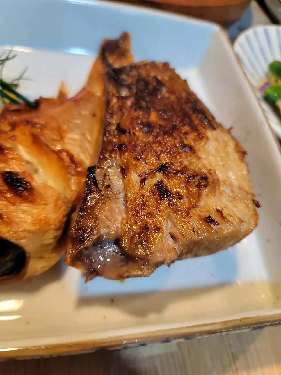 Plate with tuna belly and lean cuts side by side