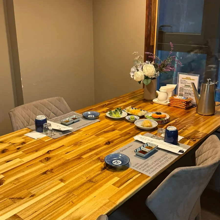 Papan nama dan pintu masuk Maguro Tuna