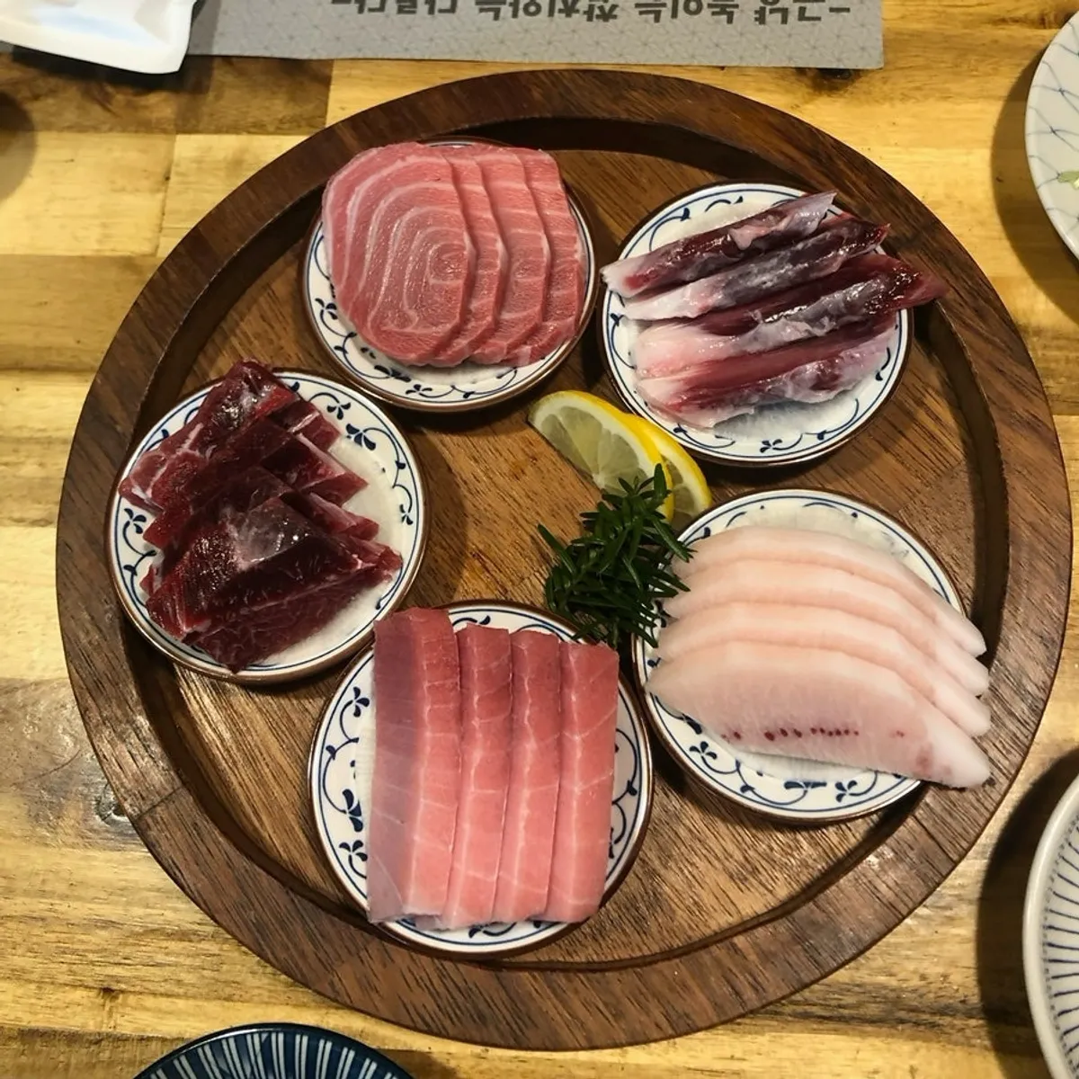Satu set sashimi tuna dalam Jin course Maguro Tuna