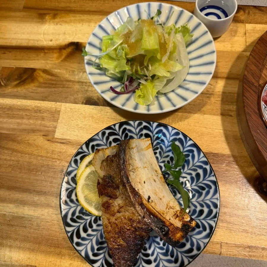 Sashimi tuna dengan minyak wijen dan kecap asin