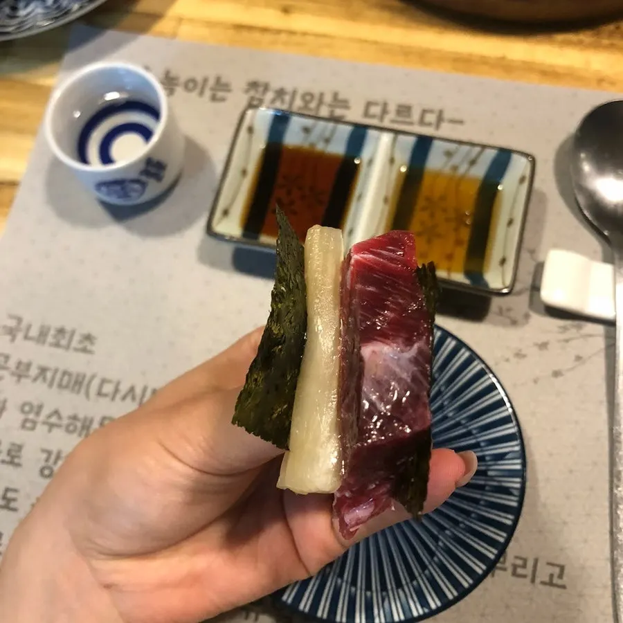 Bagian sirip tuna yang dicelup minyak wijen