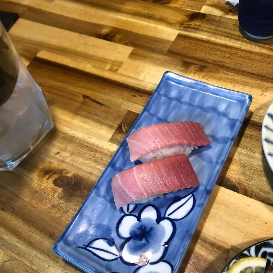 Dokuri sake yang dituang ke gelas ottosan