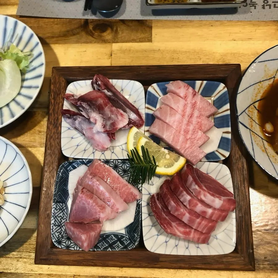 Sushi bagian perut tuna (daebaetsal) yang diberikan sebagai service
