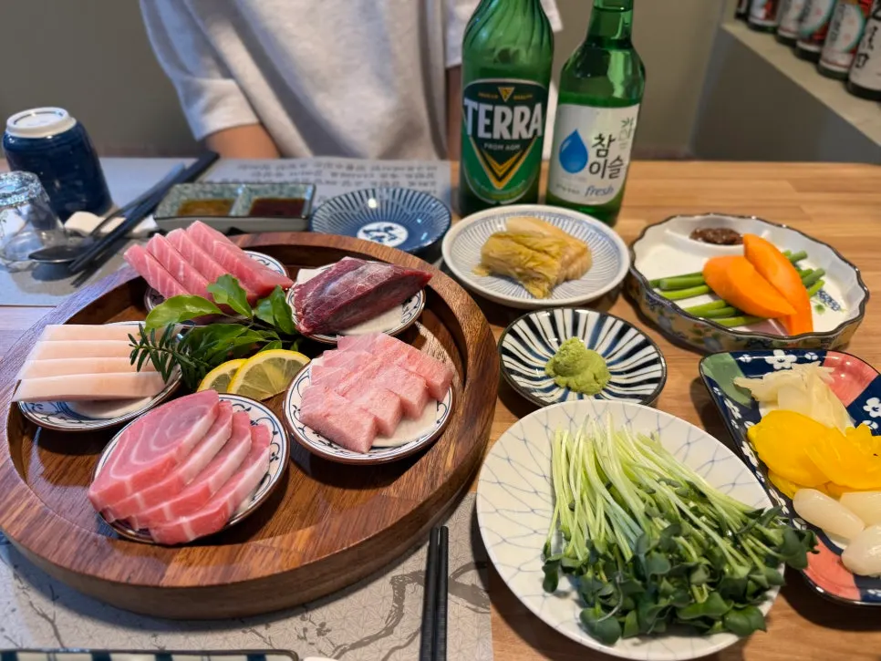 참다랑어 뱃살과 눈다랑어가 담긴 첫 접시
