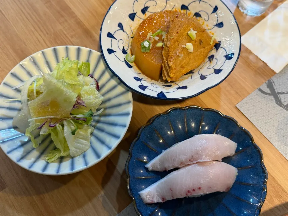 샐러드와 조림, 참치 초밥 곁들이 구성