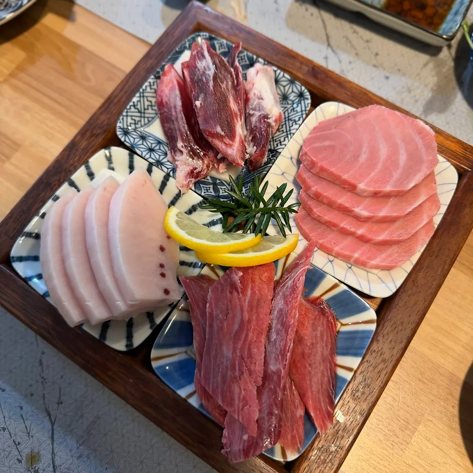 참치 코스 곁들이 요리 접시