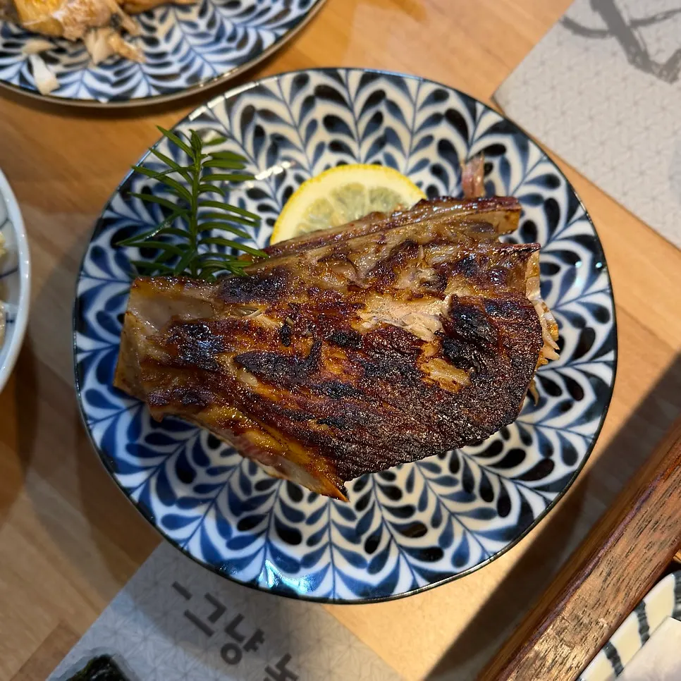 두 번째 접시의 참치 머릿살과 정수리살