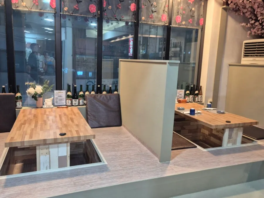 후평동 신한은행 건물 3층 마구로참치 입구