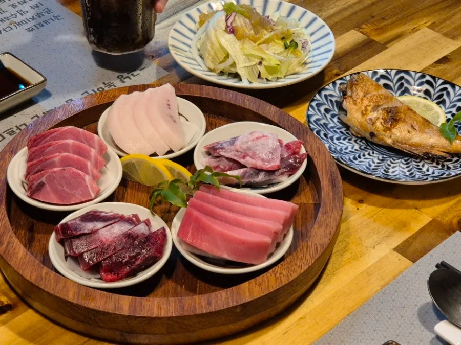 우드 트레이에 세팅된 첫 번째 참치 한 판