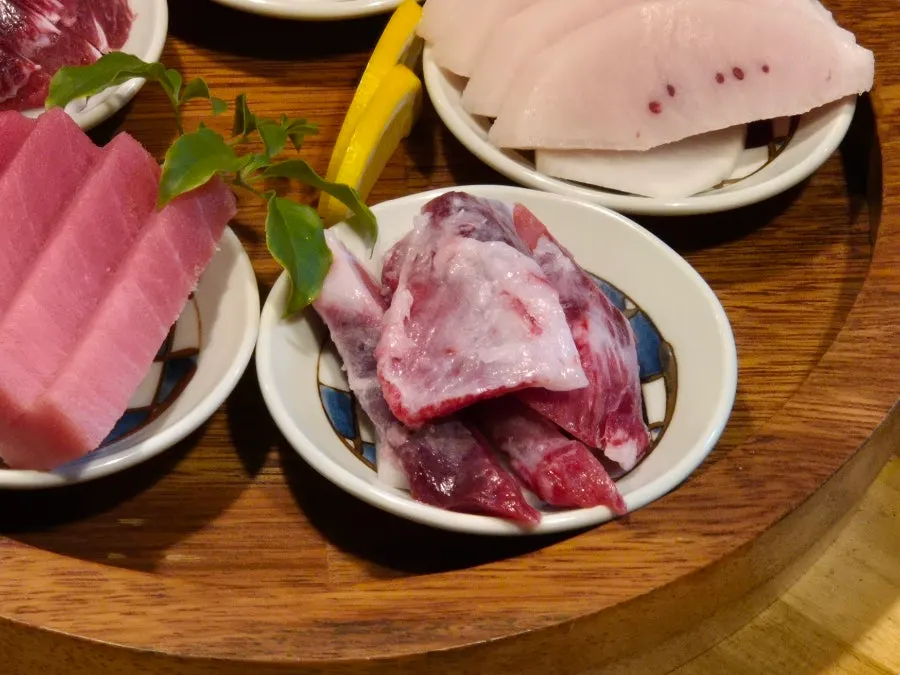 두툼하게 썰린 참치회 클로즈업