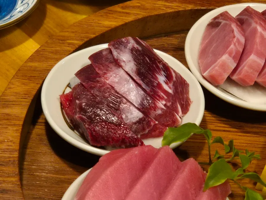 부위별로 담긴 참치회 접시
