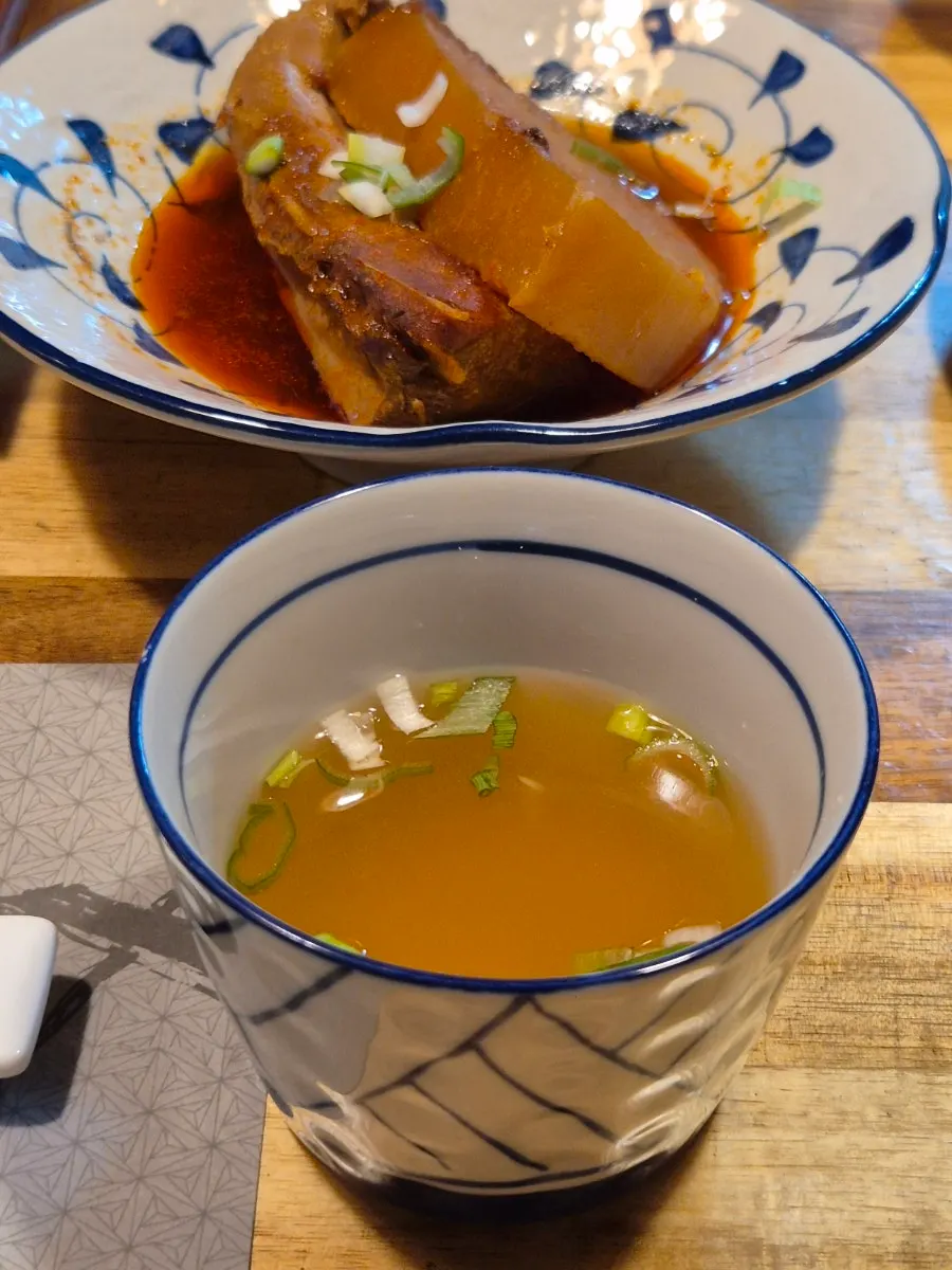 프라이빗 룸 테이블에 차려진 참치 코스