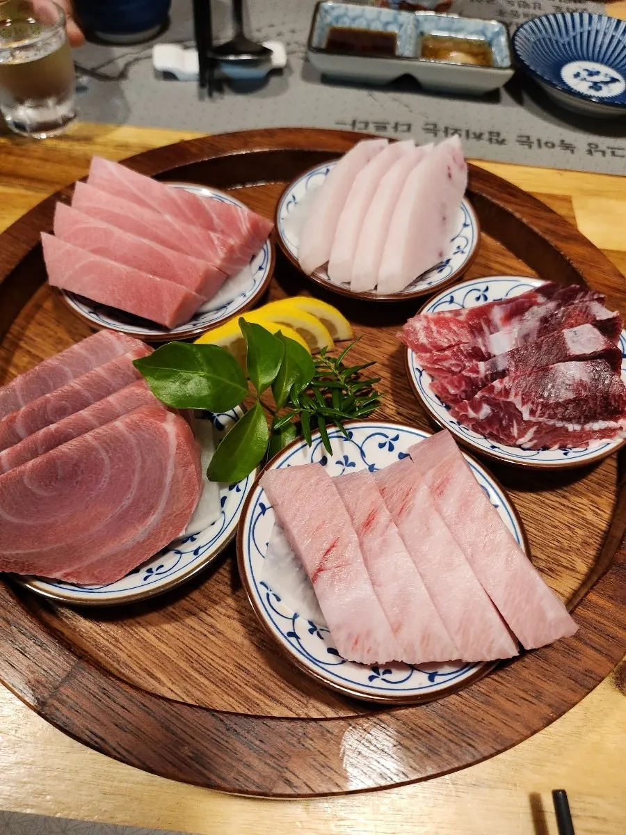 두툼하게 썬 참치 한 판