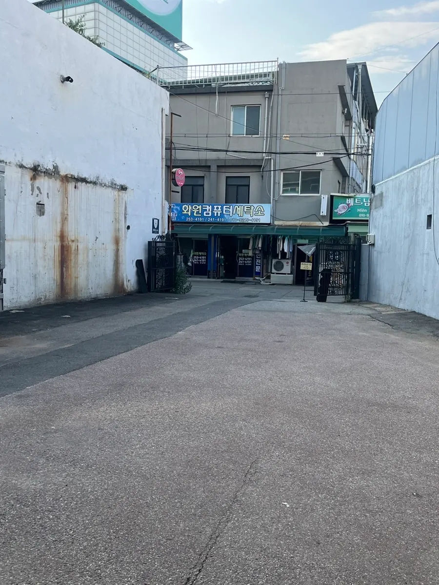 훗 디저트 쇼케이스에 놓인 피칸파이