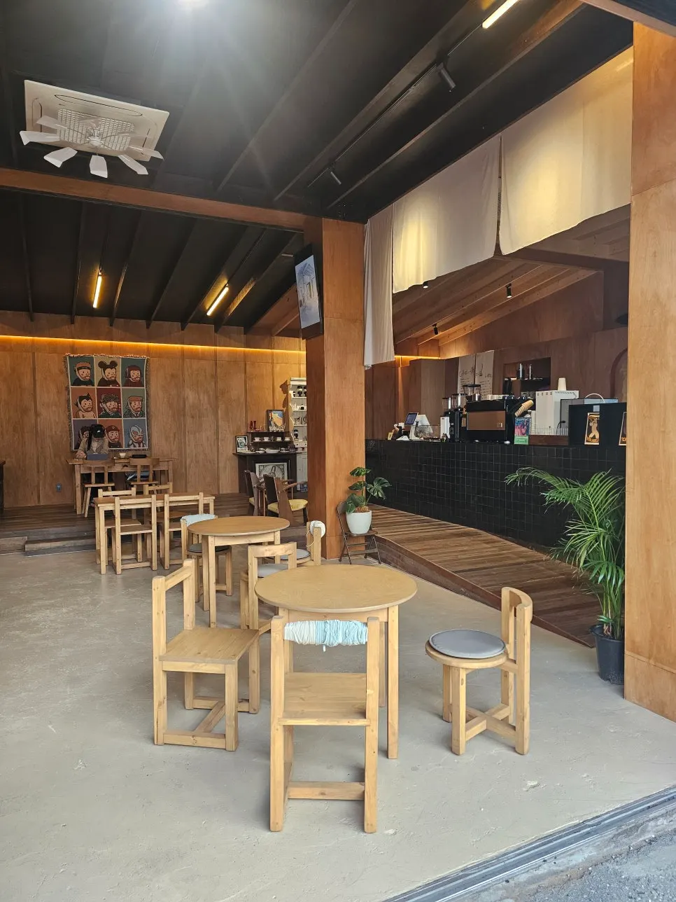 High-ceilinged interior atmosphere at Hoot café