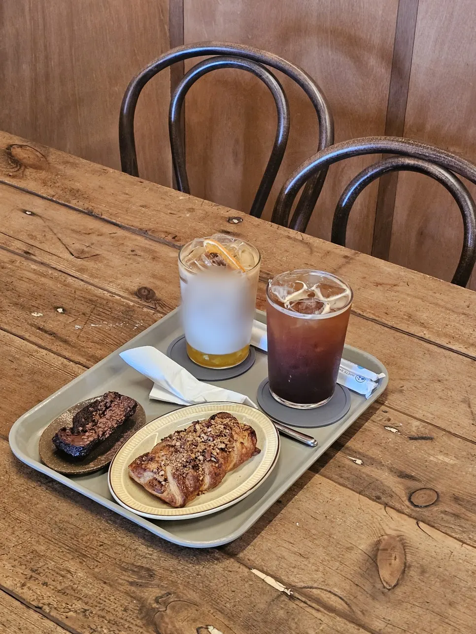 Decaf coffee and iced orange latte ordered at Hoot