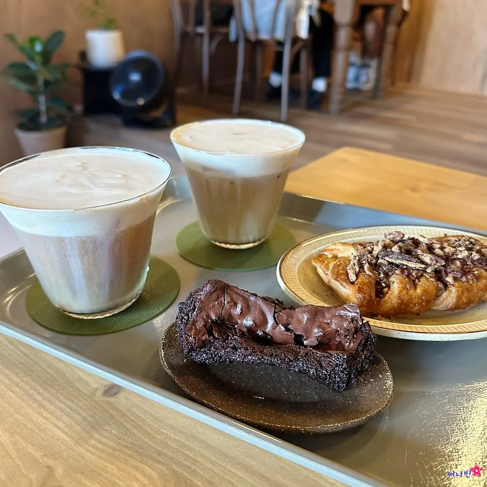 맑은 날 춘천 명동 거리 풍경