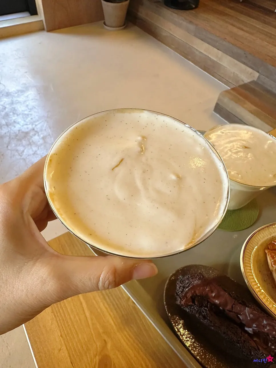 주말 오후에 주문한 피칸파이와 초코퍼지