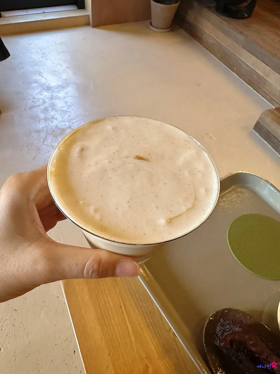 소금커피를 맛보는 모습