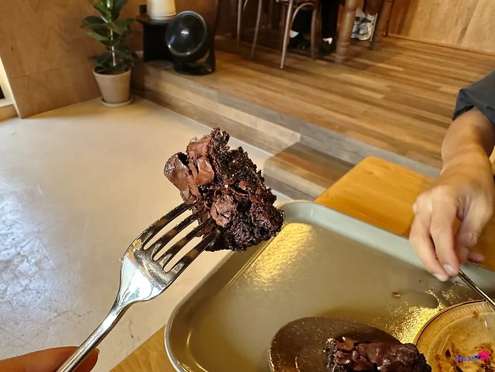 소금라떼와 디저트가 함께 놓인 테이블