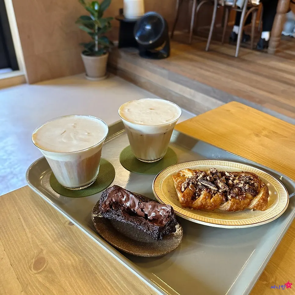 고소한 맛의 피칸파이 한 조각