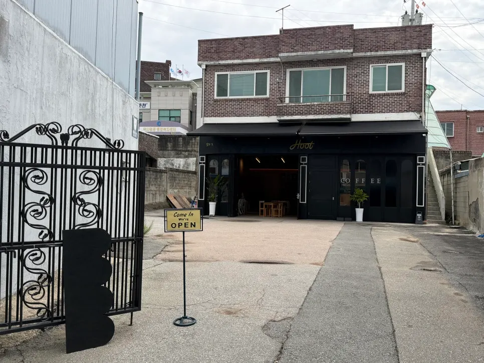 폴딩도어를 모두 열어둔 카페 훗 입구