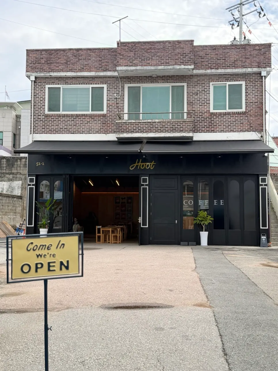 중앙시장 명동 골목의 카페 훗 전경