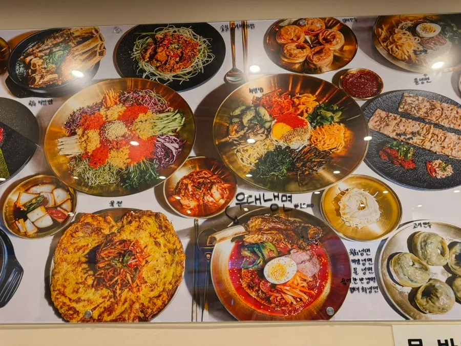 매장에 소개된 메뉴 사진들