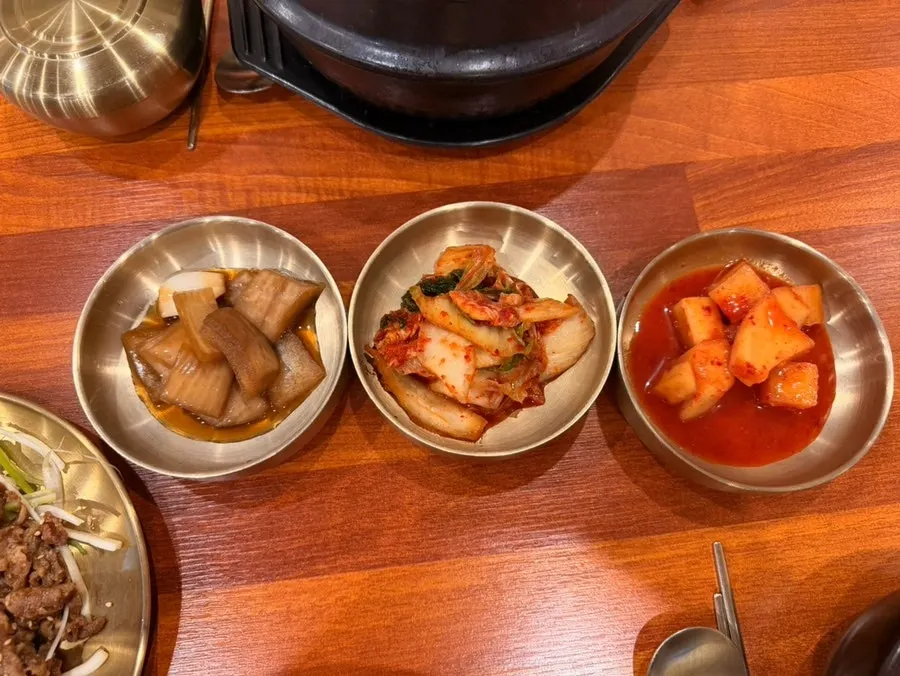 기본 세팅된 국내산 김치와 반찬