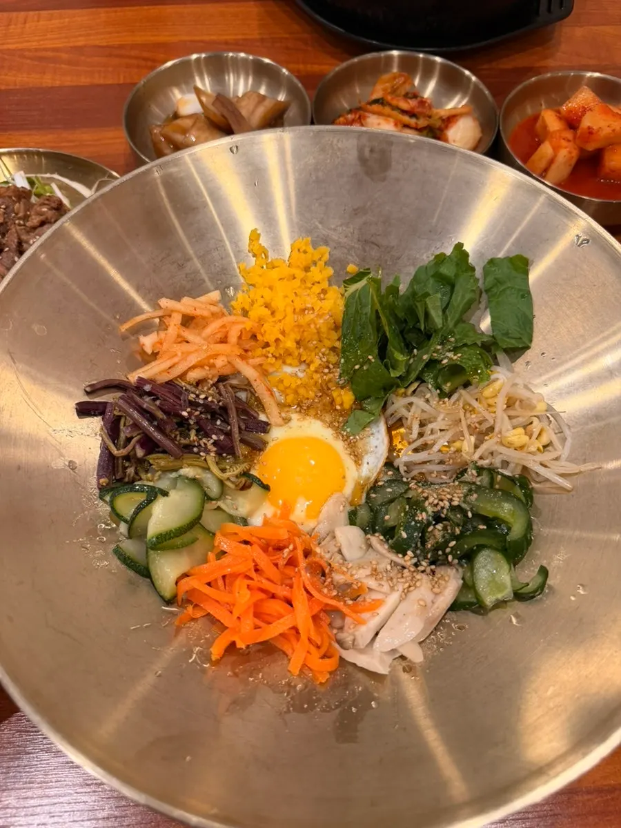 놋그릇에 담긴 숯불고기 비빔밥
