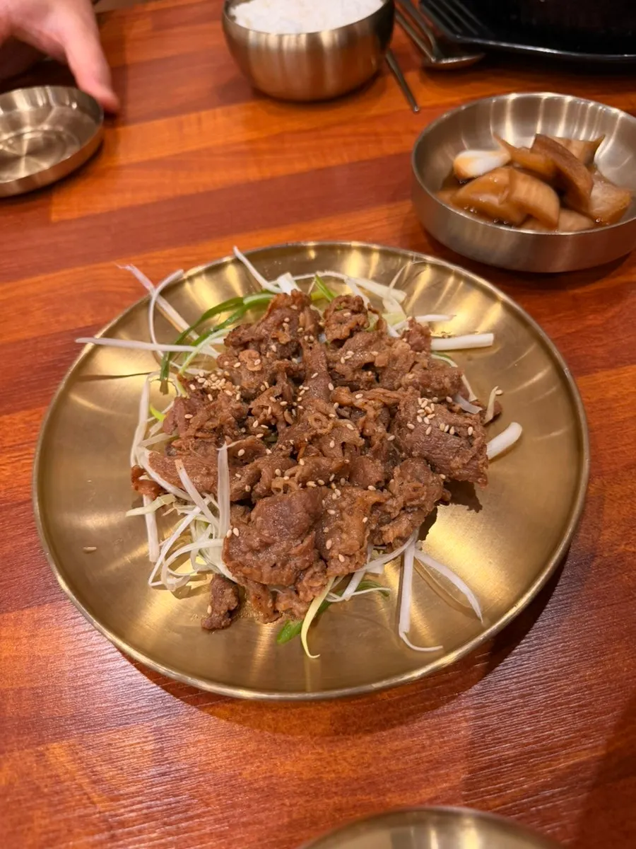 나물과 달걀노른자가 올라간 비빔밥 클로즈업