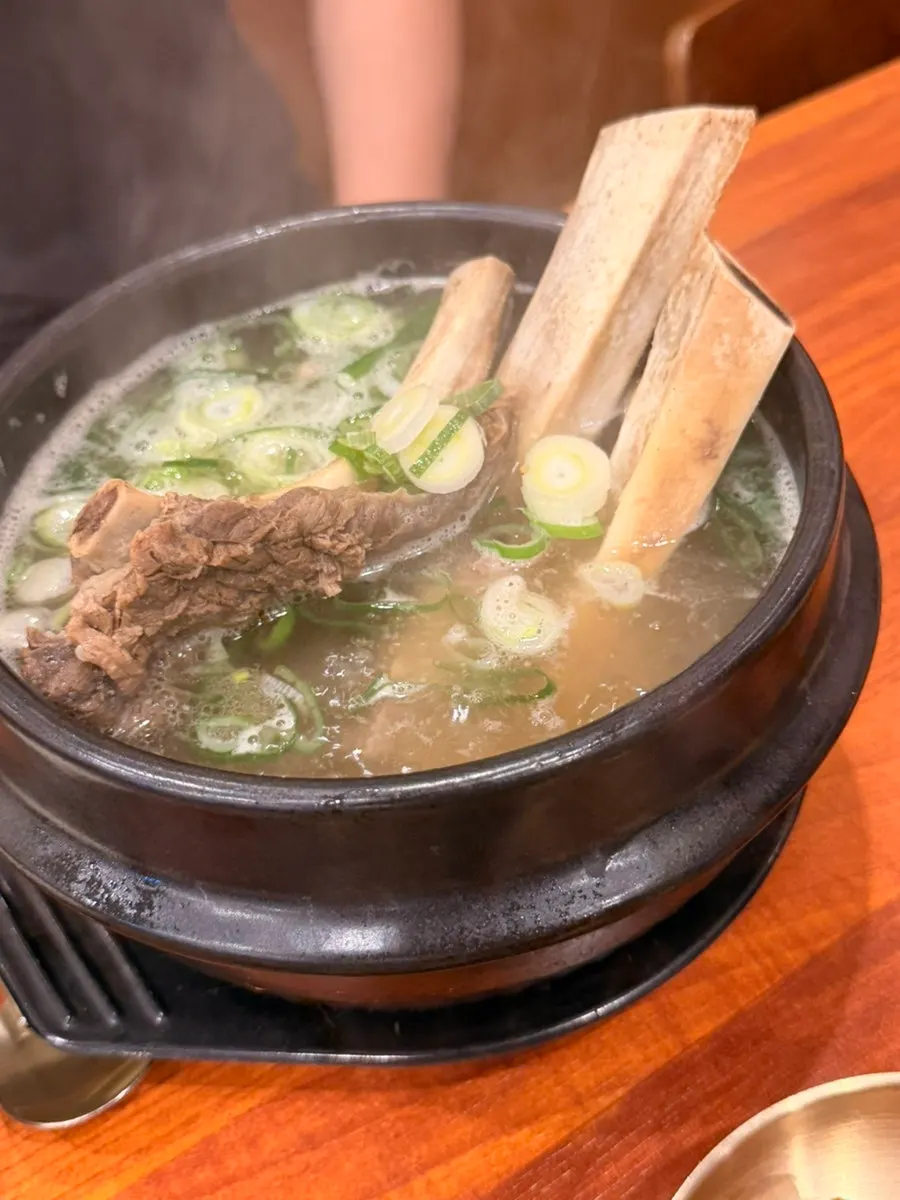 갈빗대가 솟아 나온 특 갈비탕 뚝배기