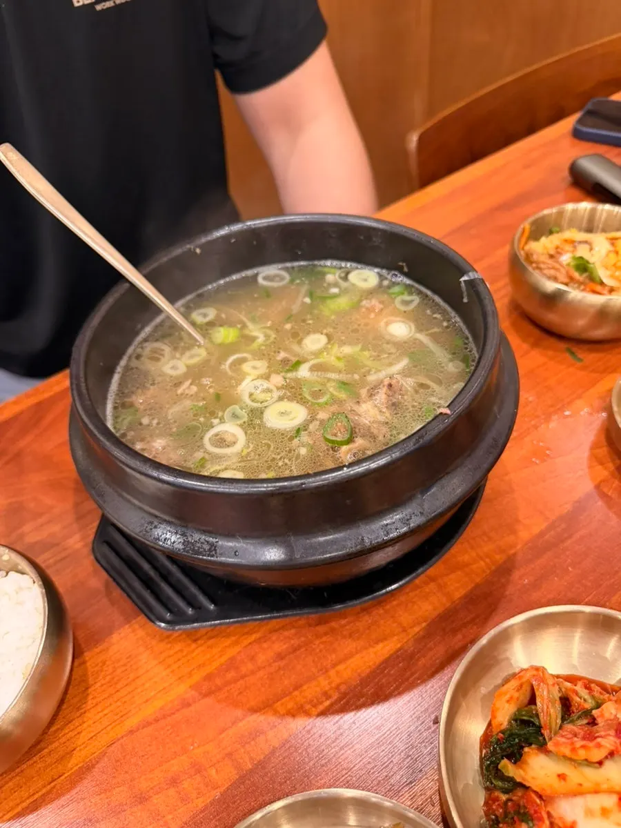 대파 듬뿍 올라간 맑은 갈비탕 국물
