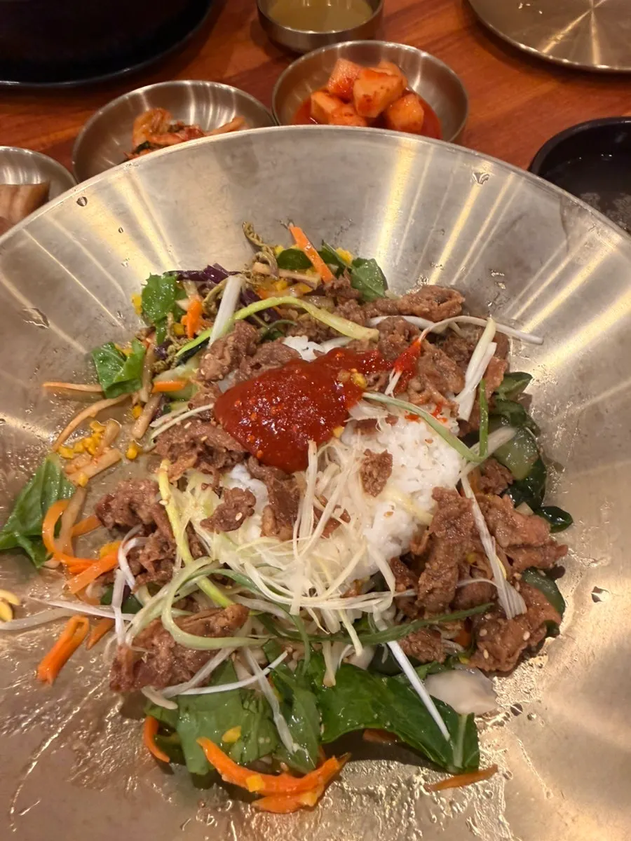 갈비탕과 비빔밥이 함께 놓인 한 상