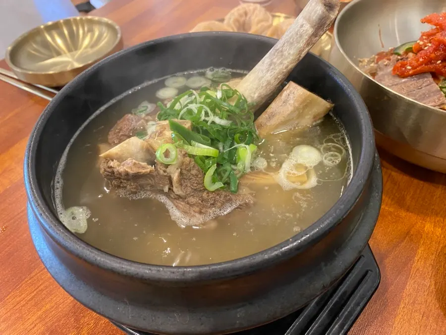 ハサミで切り分けたカルビタンの肉