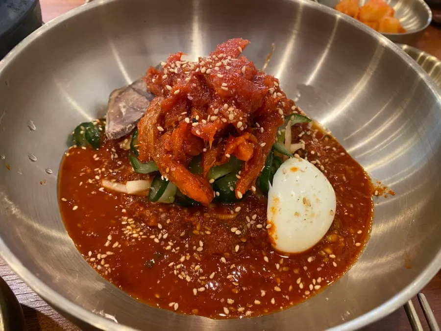 明太フェの和え物がのった明太フェ冷麺