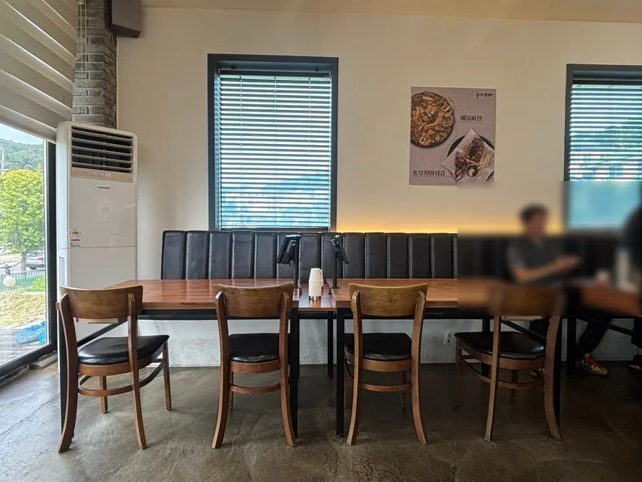 Spacious dining hall inside Bulnaneun Jjukkumi Yuryang Direct Branch