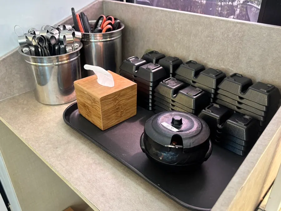 Side dish containers at the self-serve bar