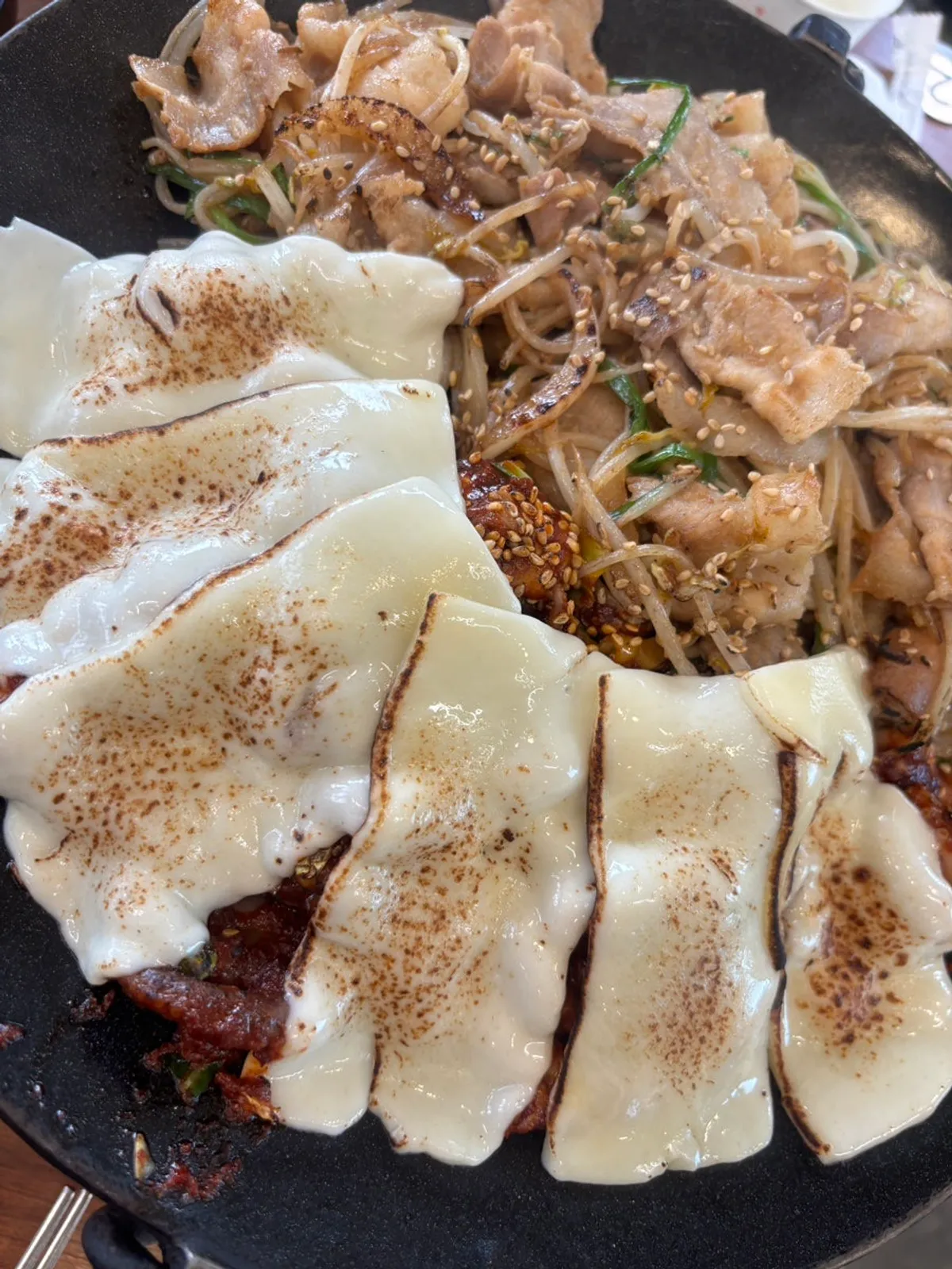 Jjukkumi-samgyeop hot plate with extra cheese
