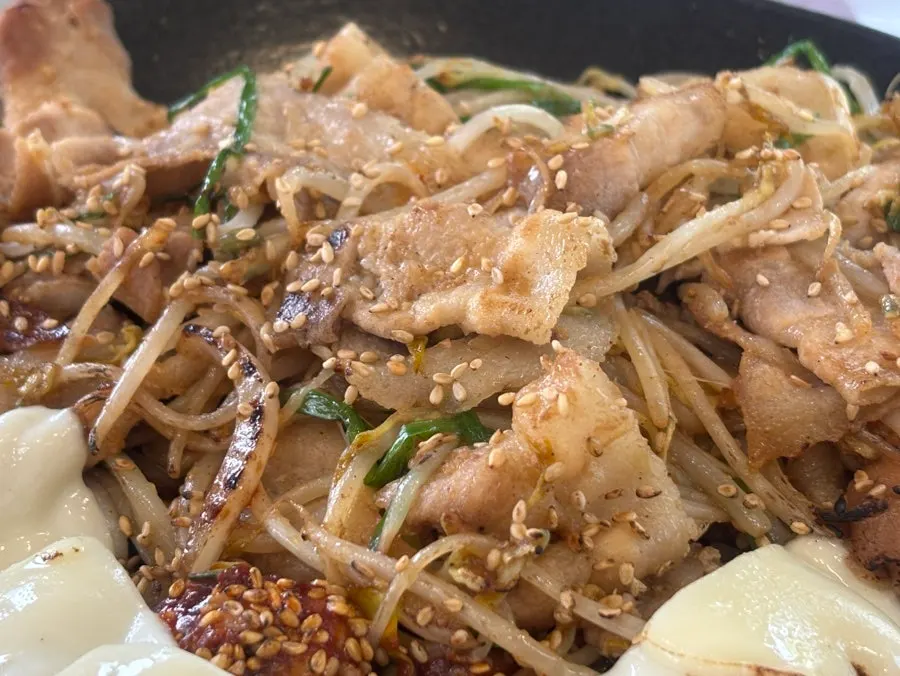 Pork belly and jjukkumi on the hot plate