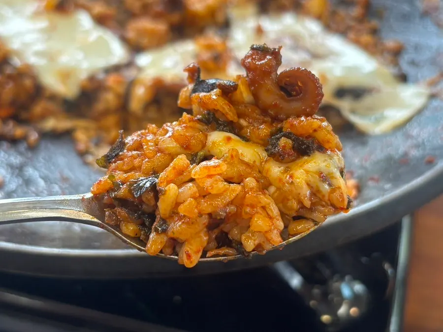 Cheese-topped jjukkumi fried rice