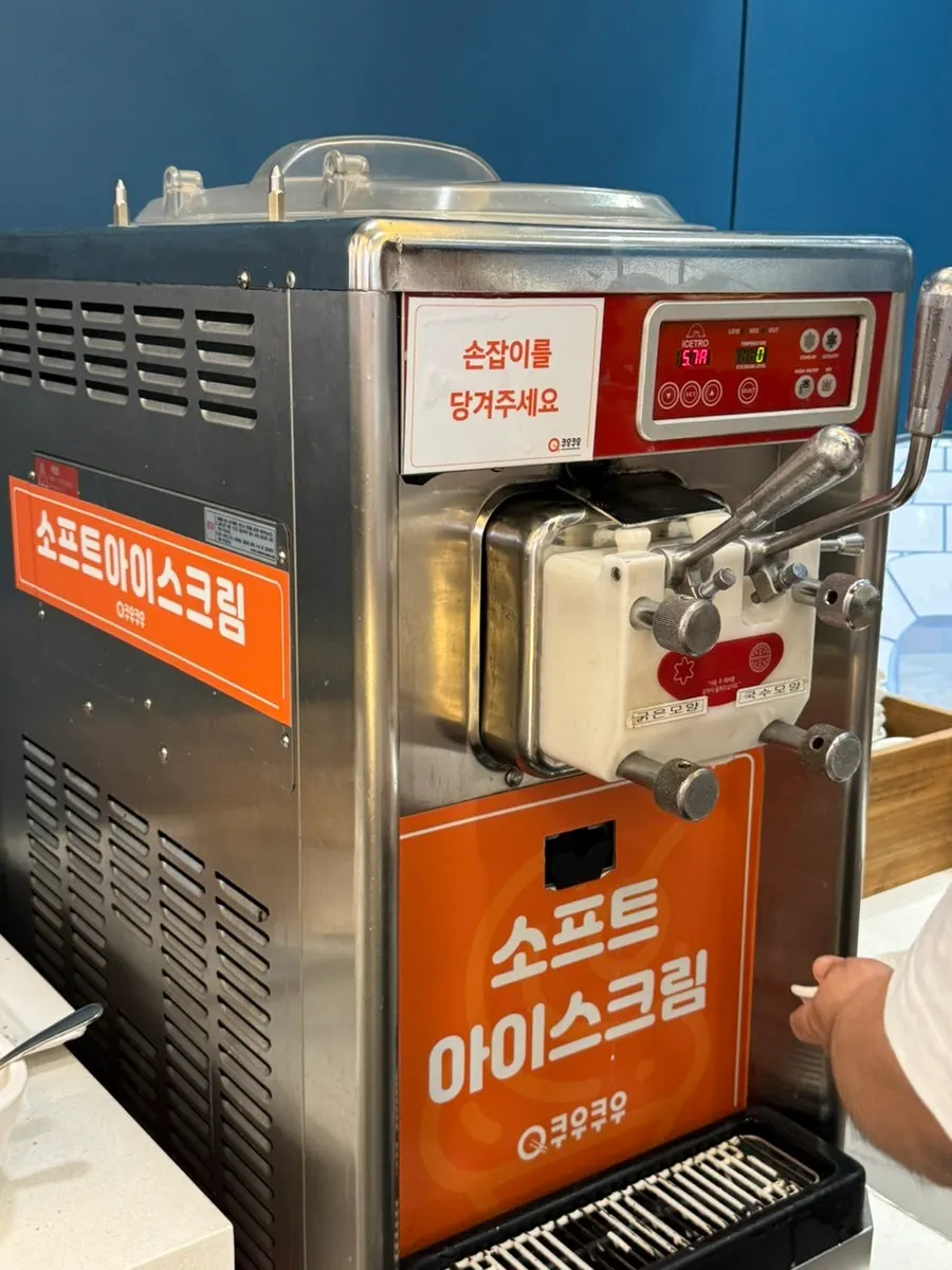 Hot dish station at QooQoo Chuncheon Branch