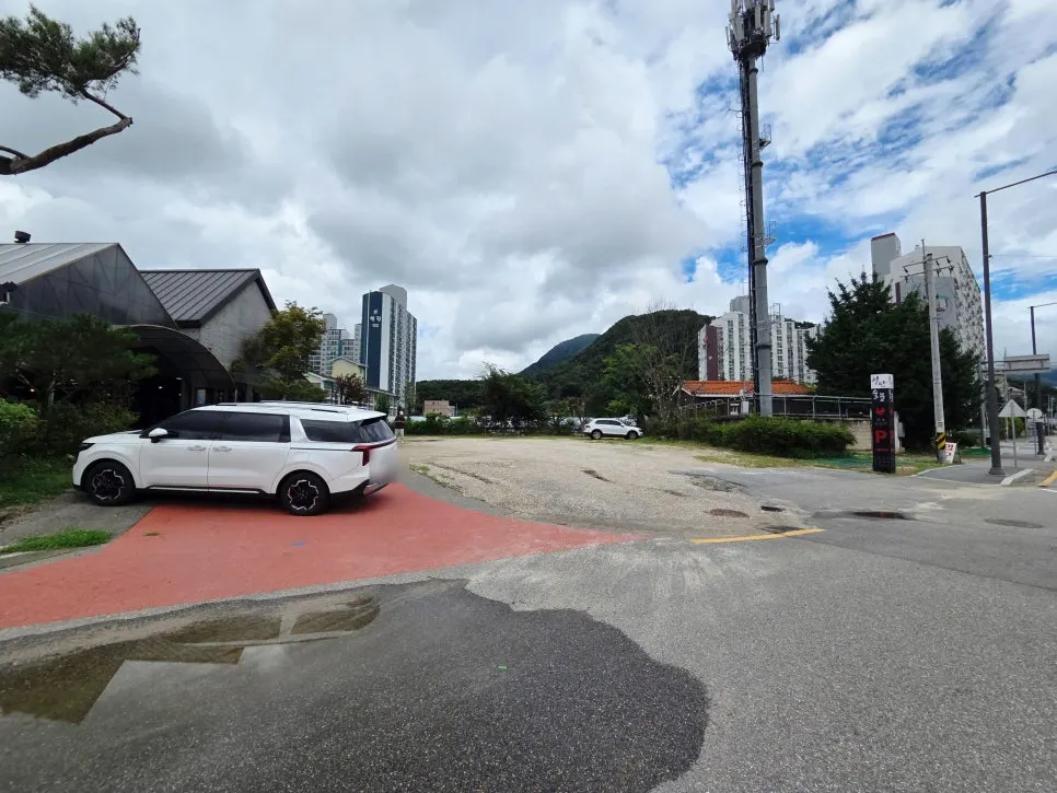 Large parking area around Hwagye Dakgalbi