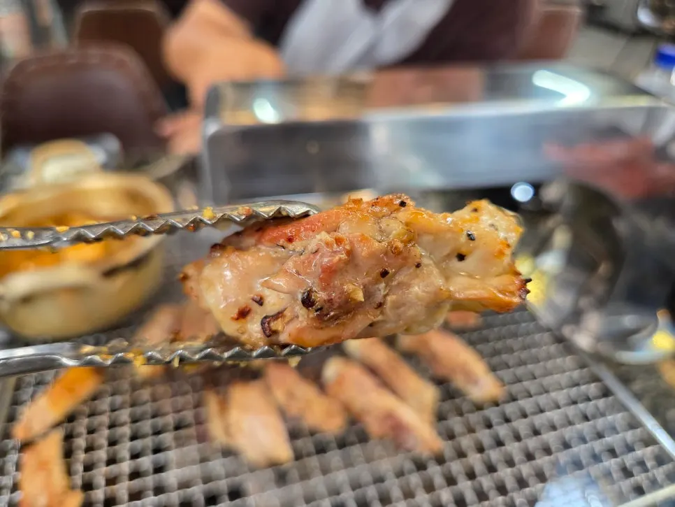 Charcoal-grilled chicken thigh cut into bite-sized pieces