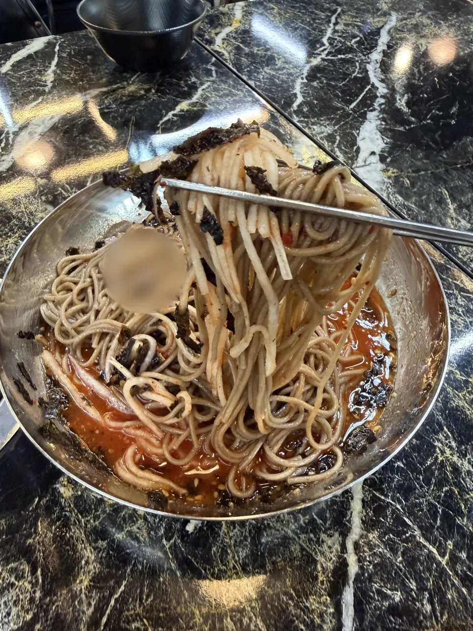 Bowl of makguksu included in the set