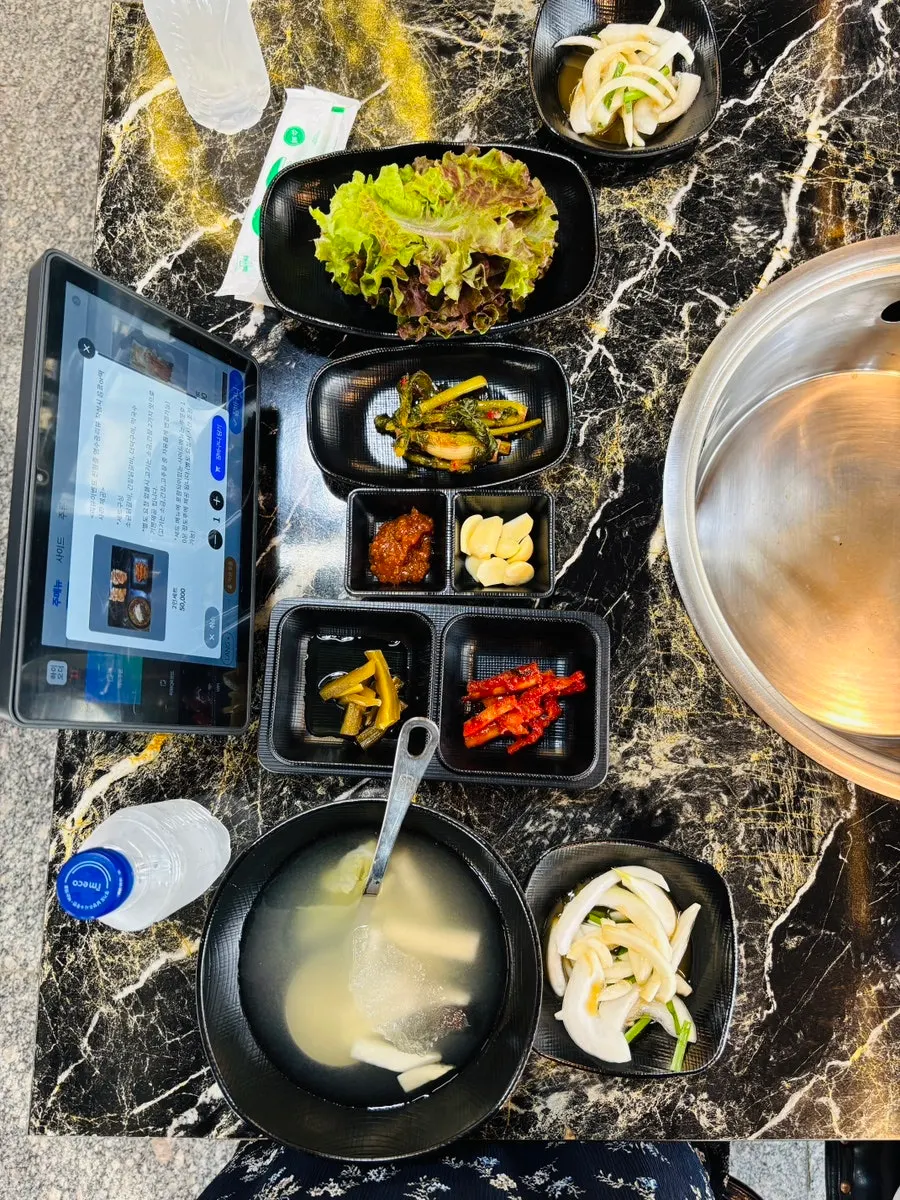 Basic side dishes including yeolmu kimchi and dongchimi