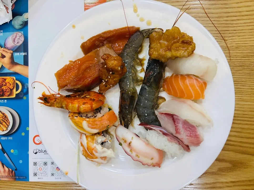 The sushi and roll display at QooQoo Chuncheon Branch