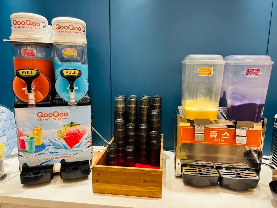 The dessert and drink display corner