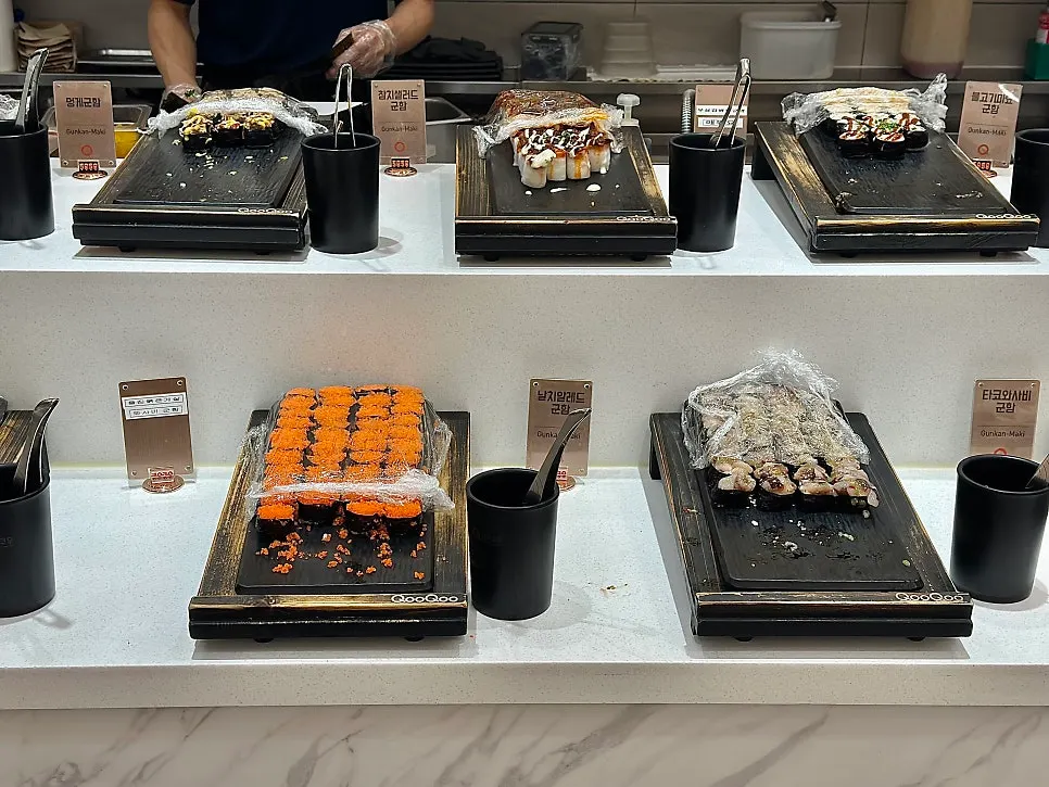 군함 초밥이 진열된 코너