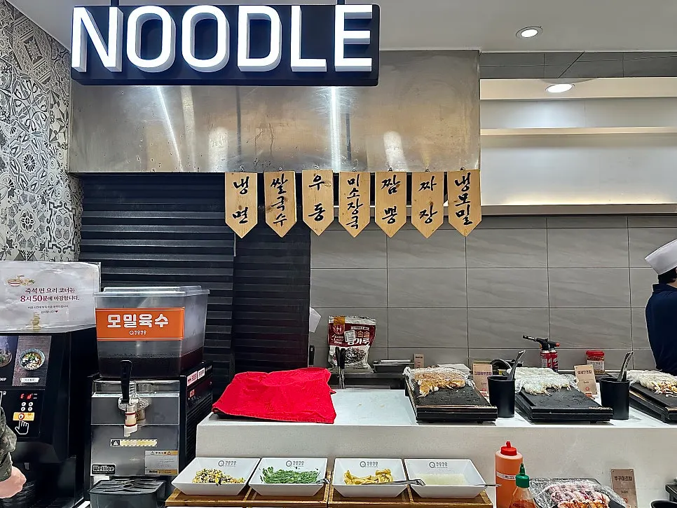 새우장과 연어장 등 해산물 코너